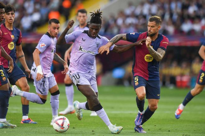 Íñigo Martínez sujeta a Nico Williams en el Barcelona-Athletic (Foto: Cordon Press).