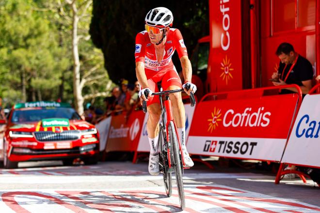 Ben O'Connor, con el maillot rojo a la llegada a Cazorla (Foto: La Vuelta).