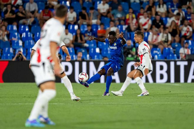 Djené despeja delante de Óscar Trejo en el Getafe-Rayo (Foto: Cordon Press).