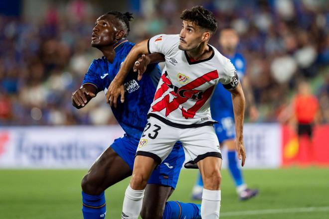 Christantus Uche y Óscar Valentín pelean un balón en el Getafe-Rayo (Foto: Cordon Press).