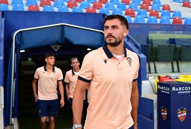 Chust, llegando al estadio del Levante (Foto: Cádiz CF).