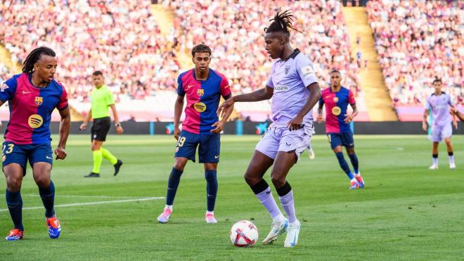 El extremo Nico Williams la juega en el partido ante el Barça en el Olímpico de Montjuic (Foto: Athletic Club).