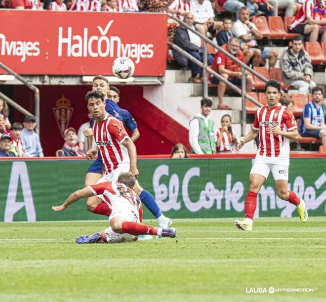 Curbelo despeja desde el suelo un balón en el Sporting - Eldense (Foto: LALIGA).