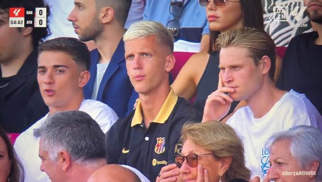 Dani Olmo en las gradas viendo el Barça - Athletic (Foto: DAZN)