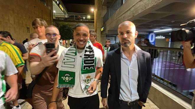 Vitor Roque junto a Manu Fajardo a su llegada a Sevilla (foto: Kiko Hurtado).