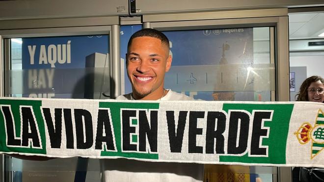 Vitor Roque, en su llegada al Real Betis (Foto: Kiko Hurtado).