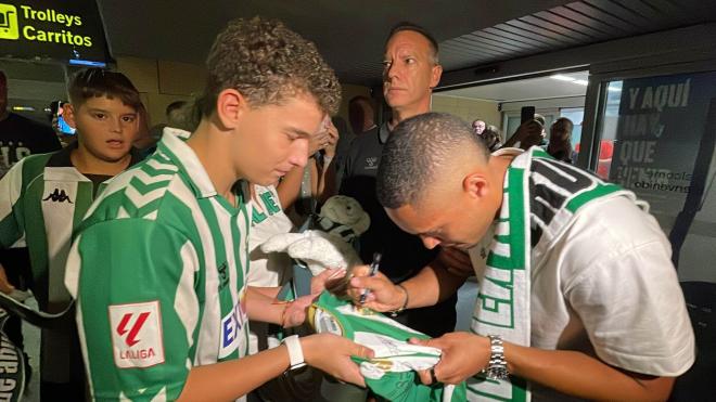 Vitor Roque llega a Sevilla (Foto: Kiko Hurtado).