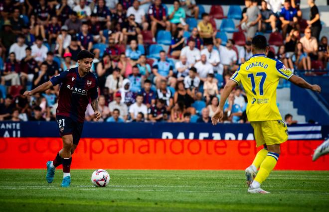 Sergio Lozano conduce el balón en el Levante-Cádiz de la pasada jornada en el Ciutat (Foto: LUD).