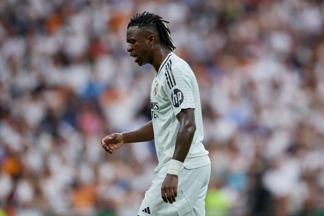 Vinicius, en una jugada del Real Madrid-Real Valladolid (FOTO: Cordón Press).