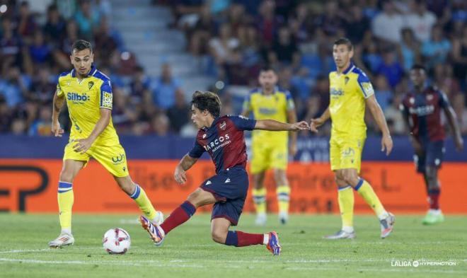 Carlos Álvarez, durante el encuentro de este sábado en el Ciutat ante el Cádiz (Foto: LUD).