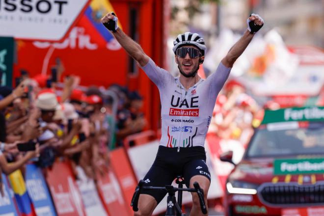 Adam Yates entra en meta (FOTO: EFE).