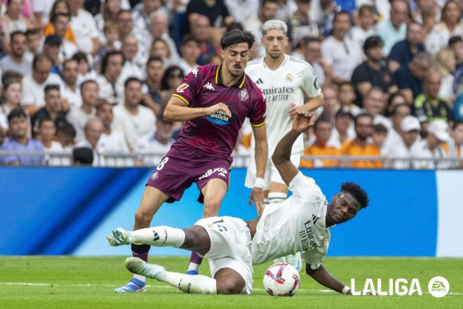 Kike Pérez entra a Tchouaméni en el Real Madrid - Real Valladolid.