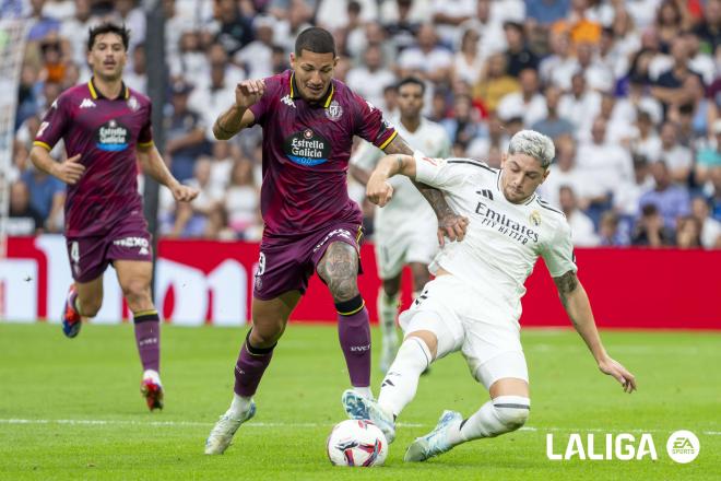 Marcos André, ante Fede Valverde en el Real Madrid - Real Valladolid (Foto: LALIGA).