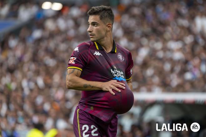 Lucas Rosa seca el balón en el Real Madrid - Real Valladolid en el Estadio Santiago Bernabéu.