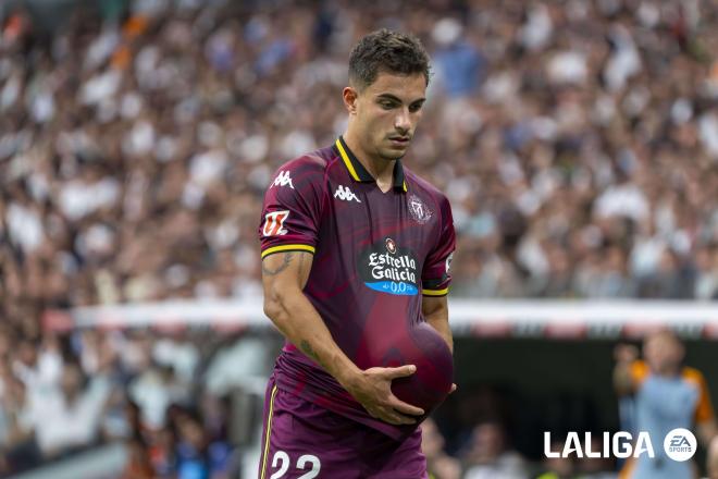 Lucas Rosa seca el balón en el Real Madrid - Real Valladolid.