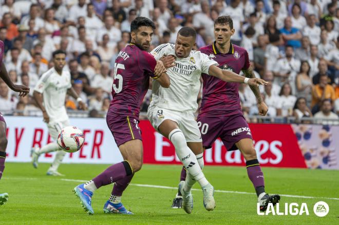 Mbappé se intenta ir de Cömert y Juric.