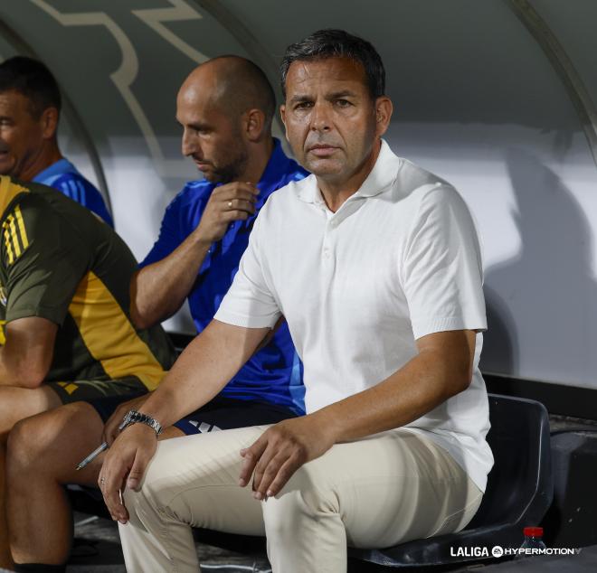 Javi Calleja en el banquillo de Castalia antes del Castellón - Oviedo (Foto: LALIGA).