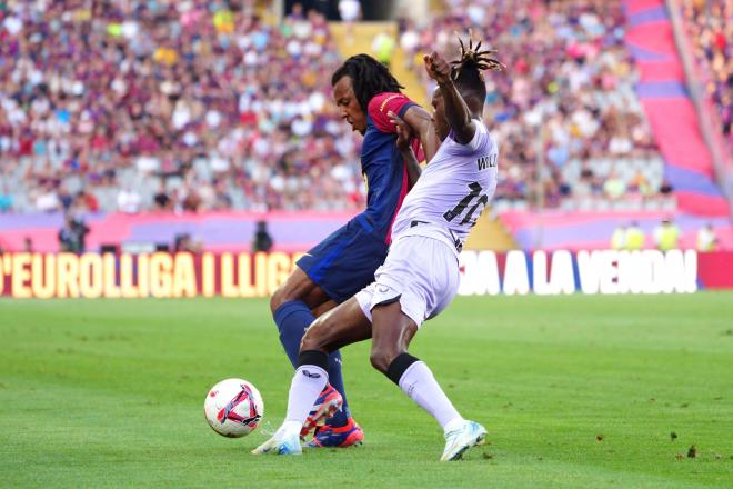 Jules Koundé defiende a Nico Williams en el Barcelona-Athletic (Foto: Cordon Press).