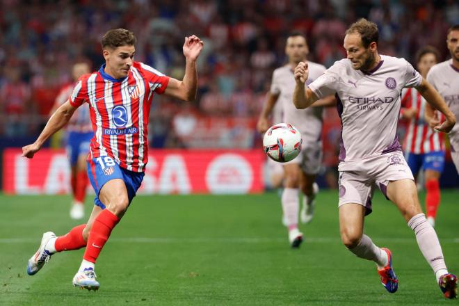 Julián Álvarez y Blind disputan un balón en el Atlético-Girona (FOTO: EFE).