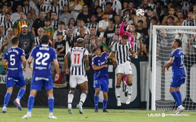 Escandell despeja un balón en el Castellón - Oviedo (Foto: LALIGA).