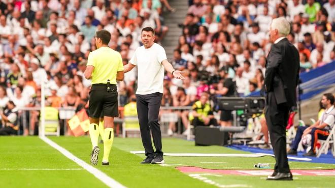 Pezzolano en el área técnica. (Foto: Real Valladolid).