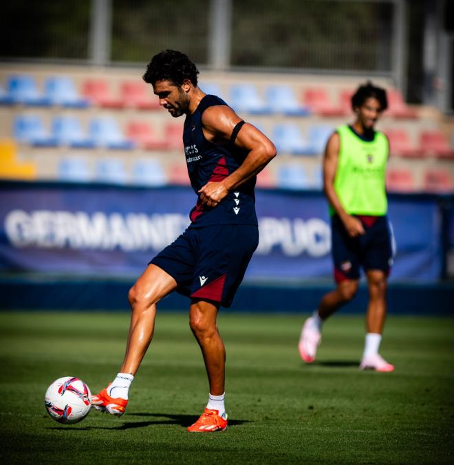 Vicente Iborra, ejercitándose con el equipo en la Ciudad Deportiva de Buñol (Foto: LUD).