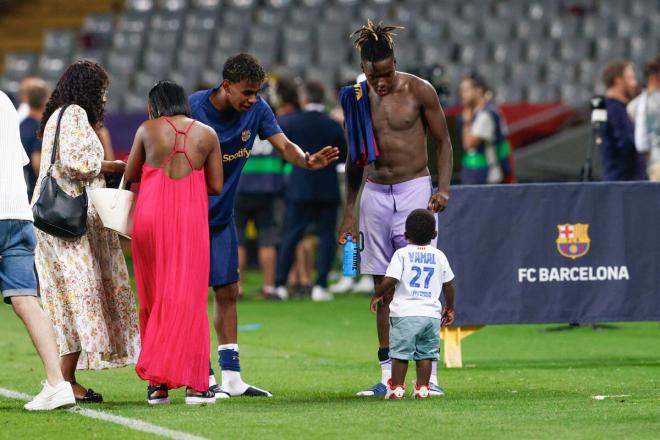 Lamine Yamal y su hermano Keyne, junto a Nico Williams (Foto: EFE).