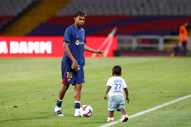 Lamine Yamal y su hermano Keyne, en Montjuïc (Foto: EFE).