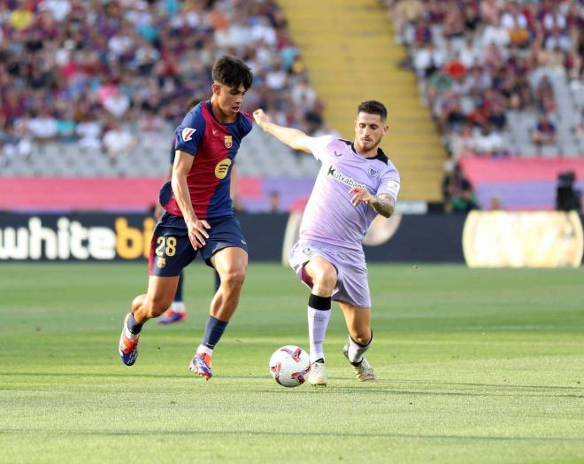 Marc Bernal pelea una pelota con Oihan Sancet en el Barça-Athletic (Foto: Cordon Press).