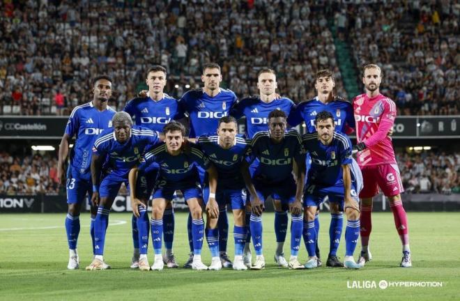 Once inicial del Real Oviedo en Castalia (Foto: LALIGA).