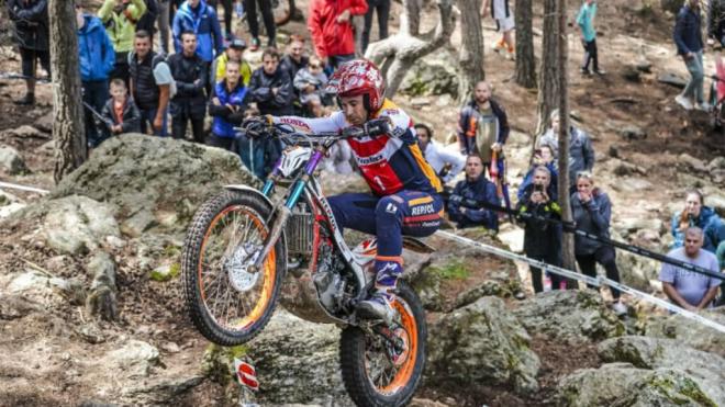 Toni Bou, logrando un nuevo título mundial en el TrialGP (Foto: Repsol Honda).