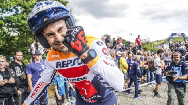 Toni Bou, logrando un nuevo título mundial en el TrialGP (Foto: Repsol Honda).