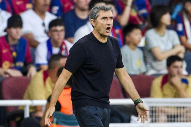 Ernesto Valverde dando órdenes ante el Barça en Montjuic (Foto: Athletic Club).