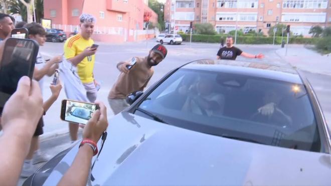 James Rodríguez fotografiándose con un aficionado en Vallecas