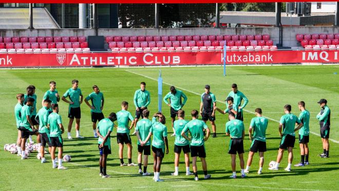 Instrucciones de Ernesto Valverde a su plantilla en Lezama (Foto: Athletic Club).