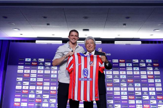 Conor Gallagher con Enrique Cerezo en su presentación (Foto: Europa Press)