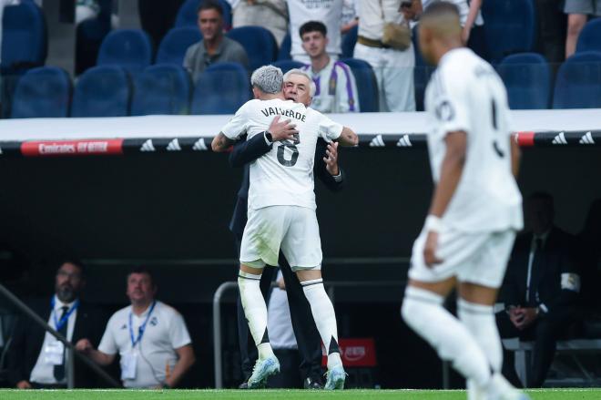 Fede Valverde celebra con Ancelotti su gol en el Real Madrid-Valladolid (Foto: Cordon Press).