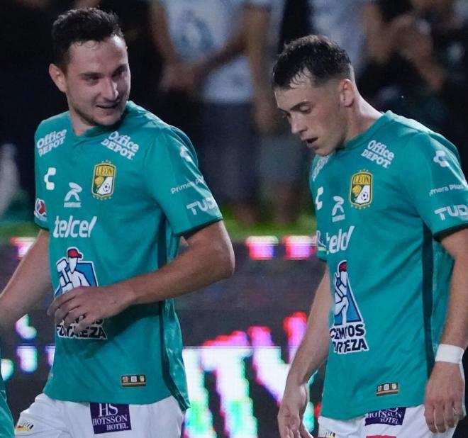 Federico Viñas celebra un gol con Borja Sánchez, posible compañero en el Oviedo  (Foto: Club León).