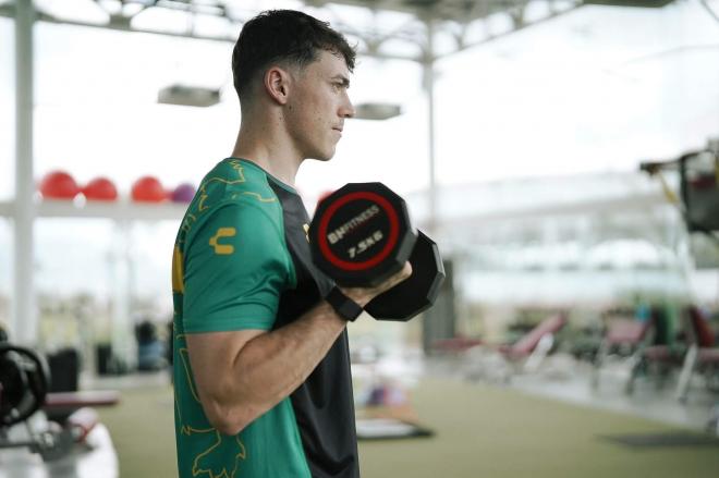 Federico Viñas trabaja en el gimnasio (Foto: Club León).