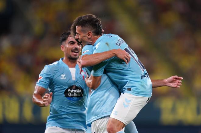 Alfon se abraza con Mingueza, autor del gol (Foto: RC Celta).