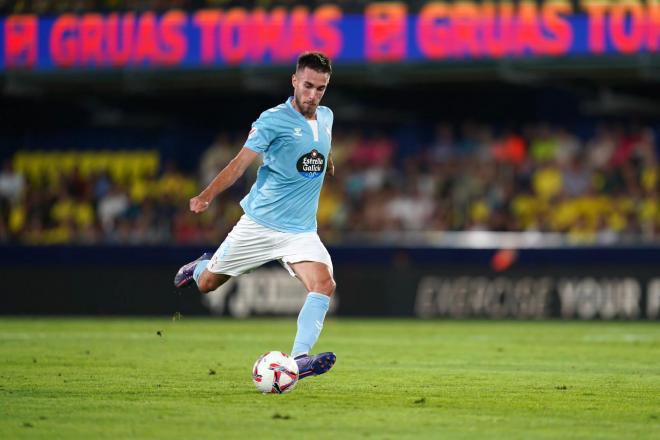 Óscar Mingueza en el lanzamiento de la falta que terminó en gol (Foto: RC Celta).