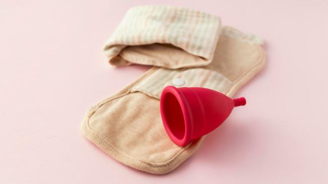 Productos de higiene femenina para la menstruación -copa y compresas de tela- (Fuente: Freepik)