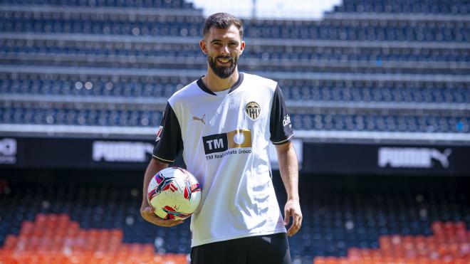 Luis Rioja pisa Mestalla