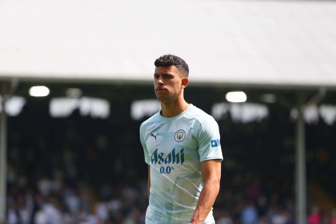 Matheus Nunes calienta antes de un partido del Manchester City (Foto: Cordon Press).