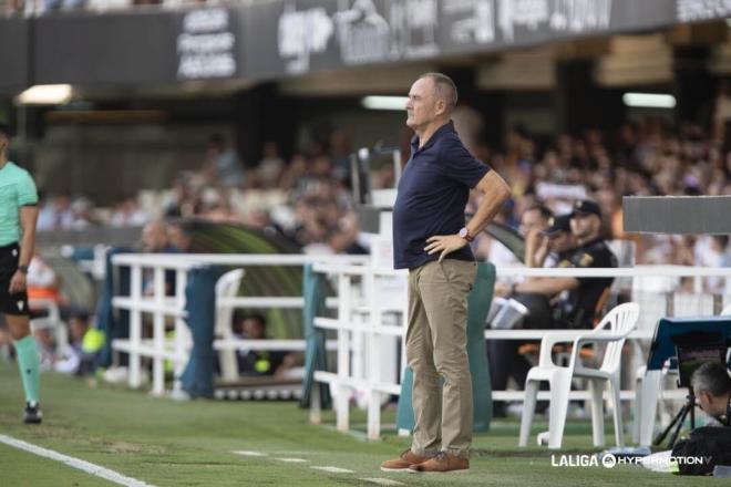 Víctor Fernández da instrucciones en el Cartagena - Zaragoza (Foto: LALIGA).