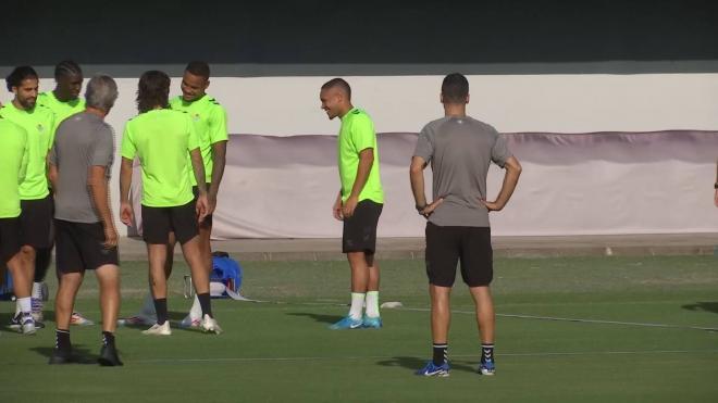 Vitor Roque no se libra del pasillo en su primer entrenamiento con el Betis