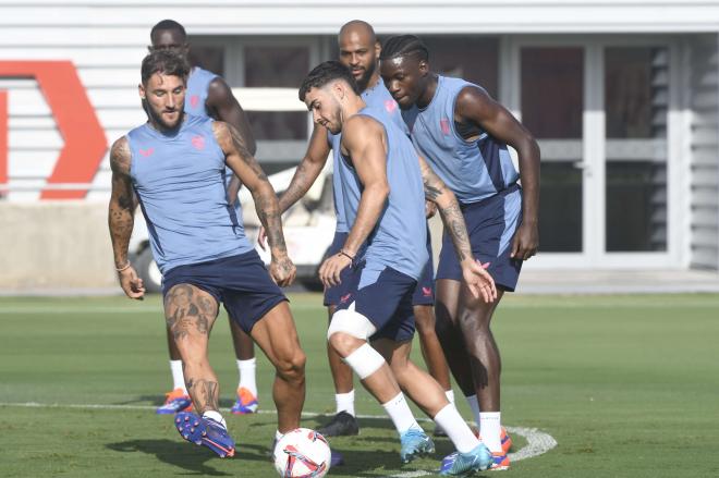 Imagen de un entrenamiento reciente del Sevilla (Foto: Kiko Hurtado).