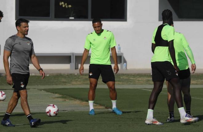 Vitor Roque, en su primer entrenamiento con el Betis (Foto: Kiko Hurtado)