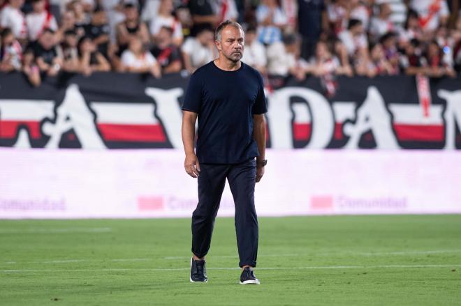 Hansi Flick, en el Rayo-Barcelona (FOTO: Cordón Press).