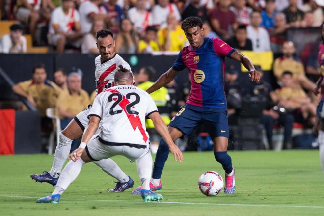 Lamine Yamal encara al Pacha Espino en una jugada del Rayo-Barcelona (FOTO: Cordón Press).